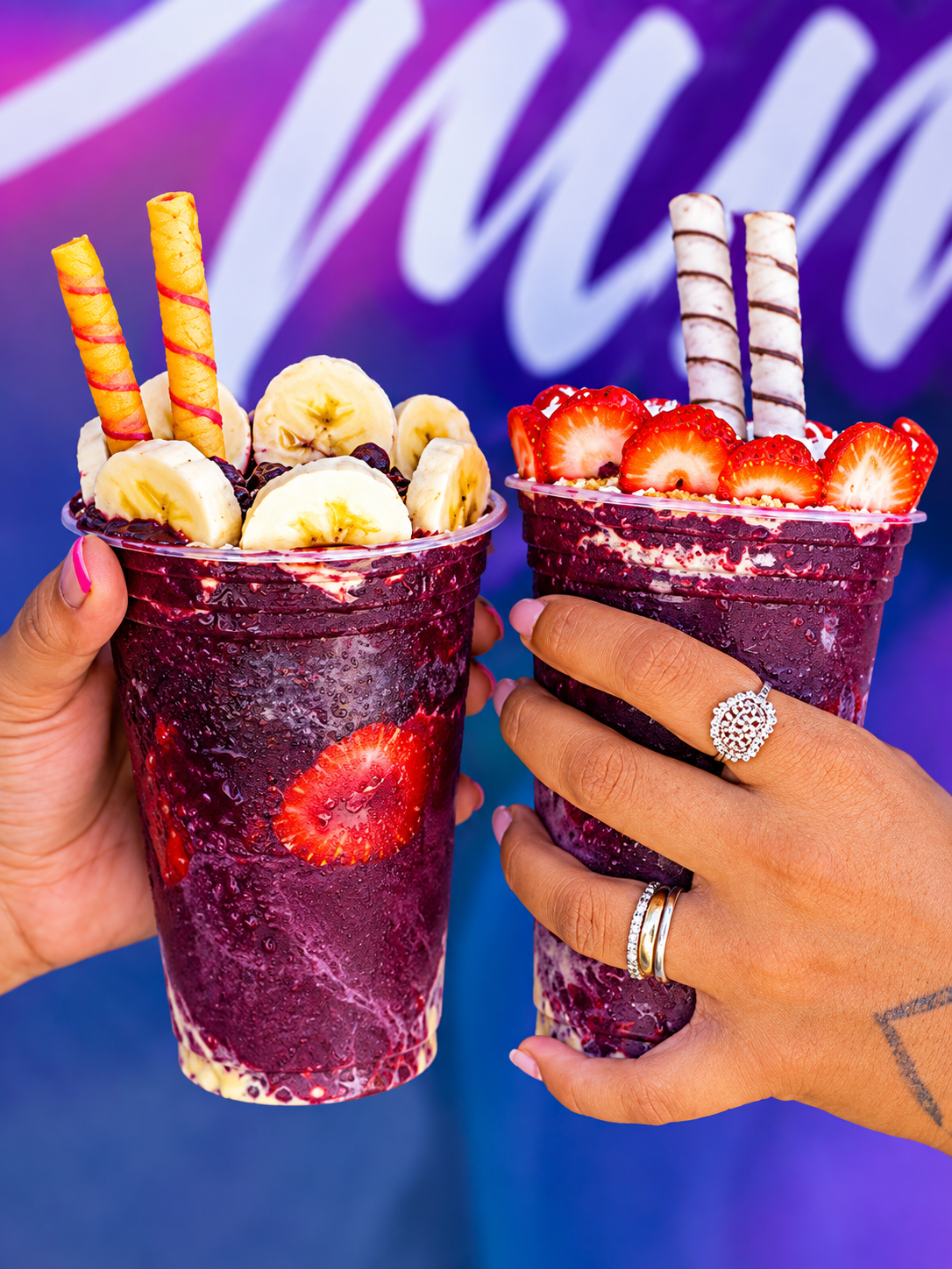 Copos de açaí com frutas